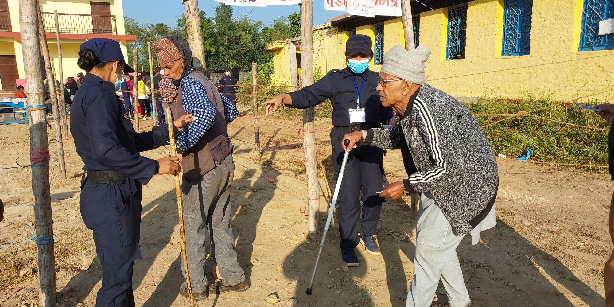 कहाँ कसरी हुँदैछ मतदान ? हेर्नुहाेस् तस्वीरहरू